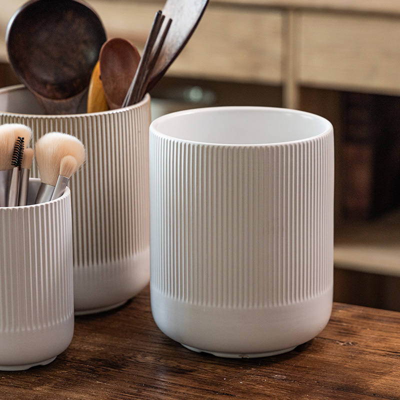 Cerámica multipropósito en relieve de patrón vertical enchufe de flores utensilios de cocina domésticos palillos recipiente de almacenamiento de escritorio lápiz de maquillaje cepillo de maquillaje