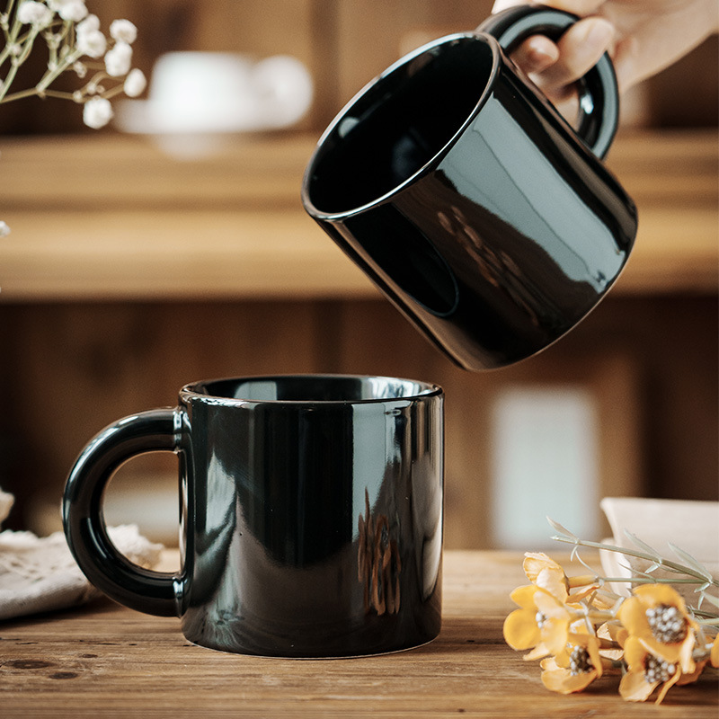 Taza de cerámica negra clásica simple taza de desayuno casera taza de café taza alta sensación taza de agua de color sólido al por mayor taza