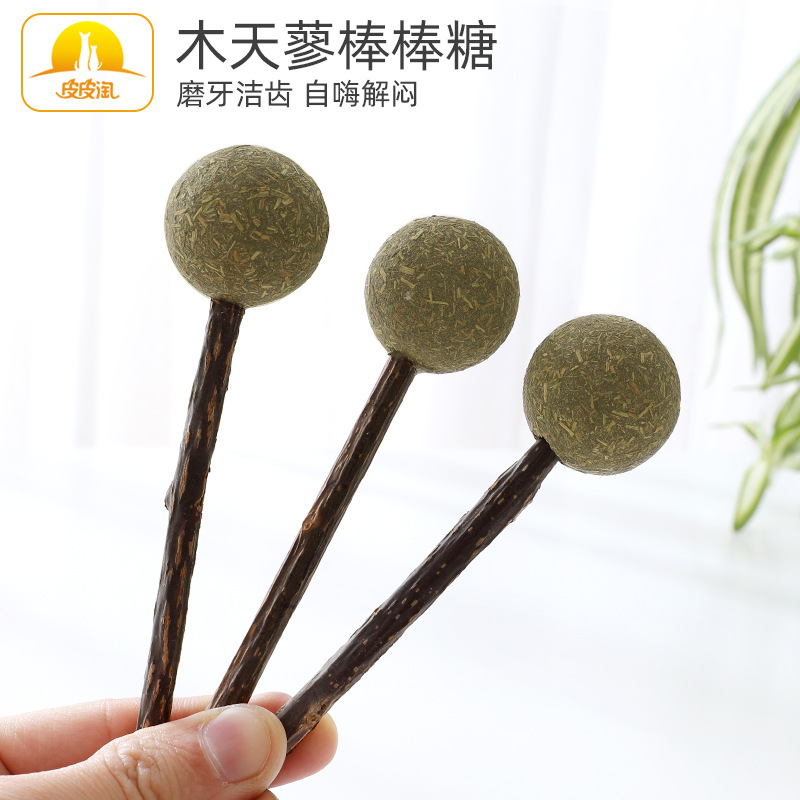 Spot al por mayor Pipi Amoy Bola de pelaje Palillo de limpieza de dientes de gato 1 paquete de juguetes naturales Piruleta de polygonum de madera de menta de gato