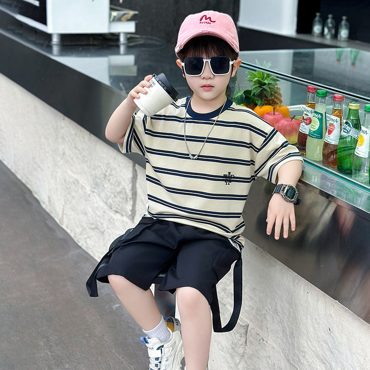 7283 Traje de manga corta de verano para niños 2025 Nuevo estilo Camiseta a rayas para niños Ropa de trabajo de verano Pantalones cortos de dos piezas de verano