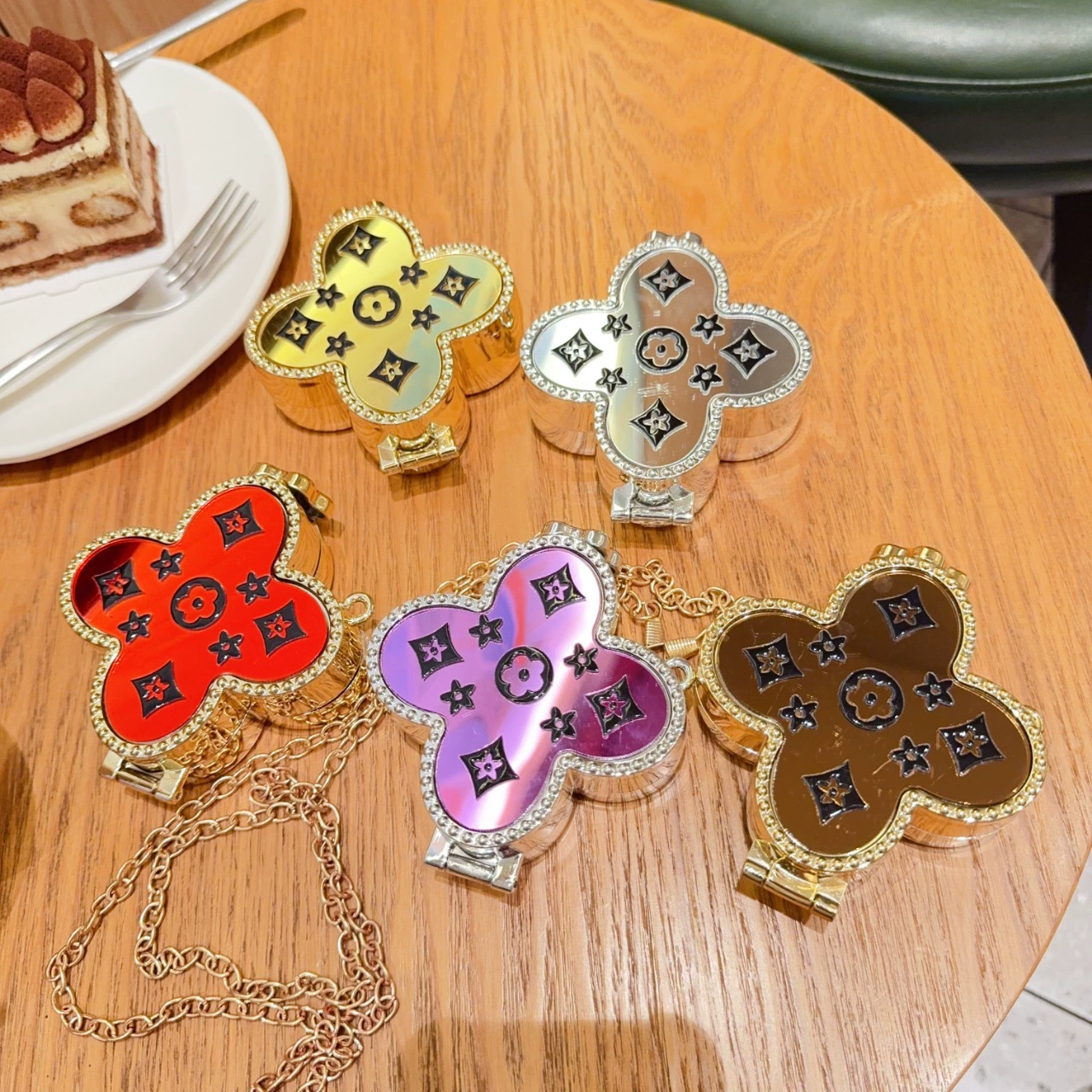 Персонализированная мини-шкатулка для помады 2025 года, круглая двусторонняя зеркальная сумочка, портативное мини-зеркало, складная маленькая зеркальная сумочка на защелке