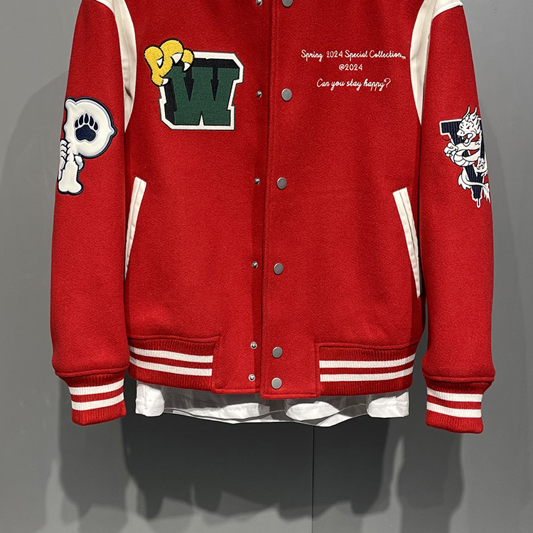 Chaqueta roja de los hombres la chaqueta 2024 primavera Año del collar soporte costura bordado Americano pareja uniforme béisbol