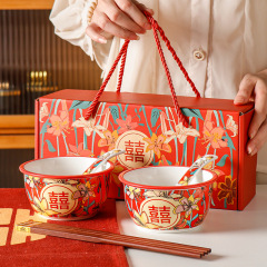 喜の字の陶磁器の喜碗の結婚の食器のセットのアイデアのお祝いの赤い碗の箸のスプーンは新婚のお返しのプレゼントに付き添います。
