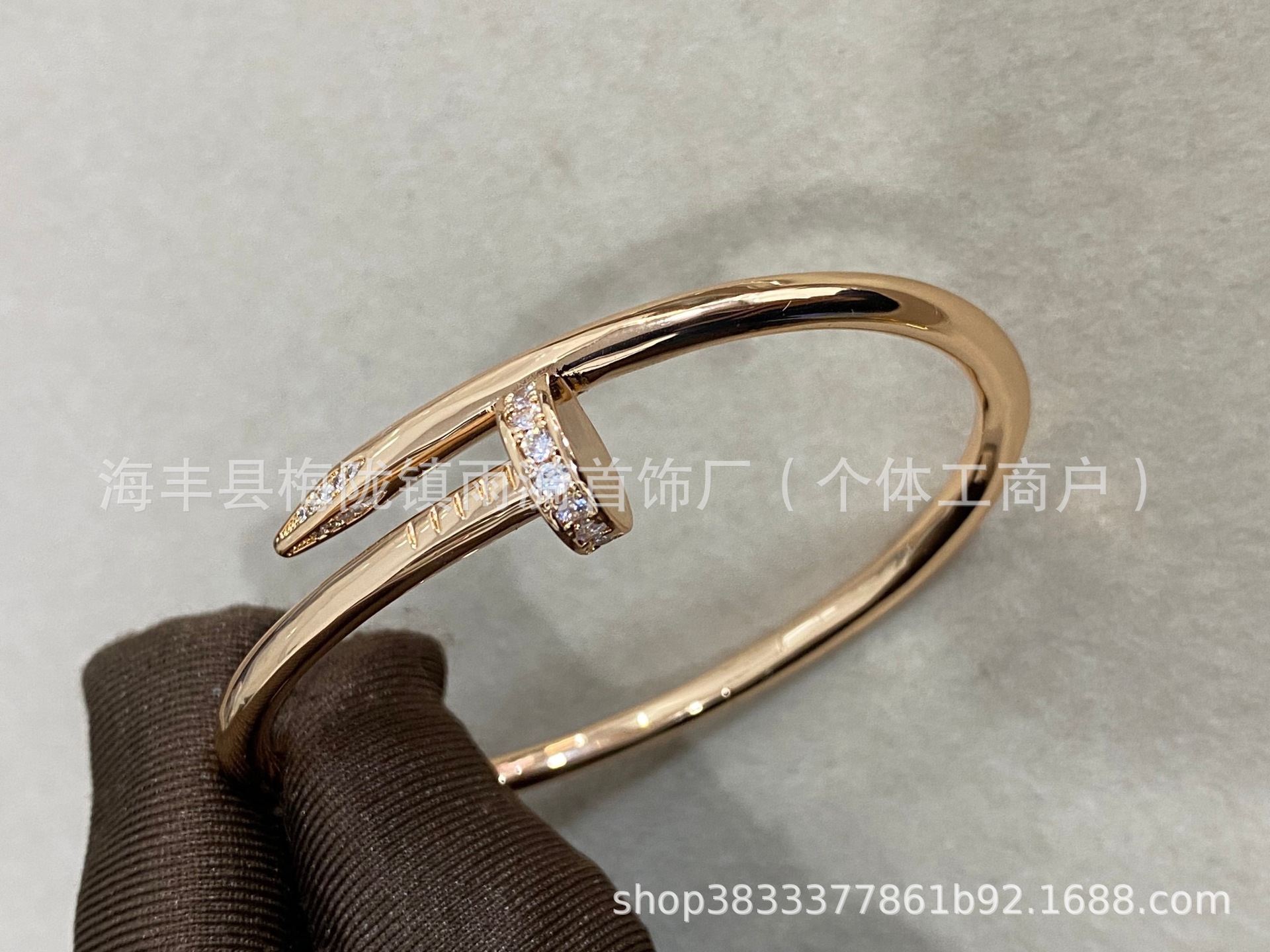 Rose gold·drilled nails between head and tail