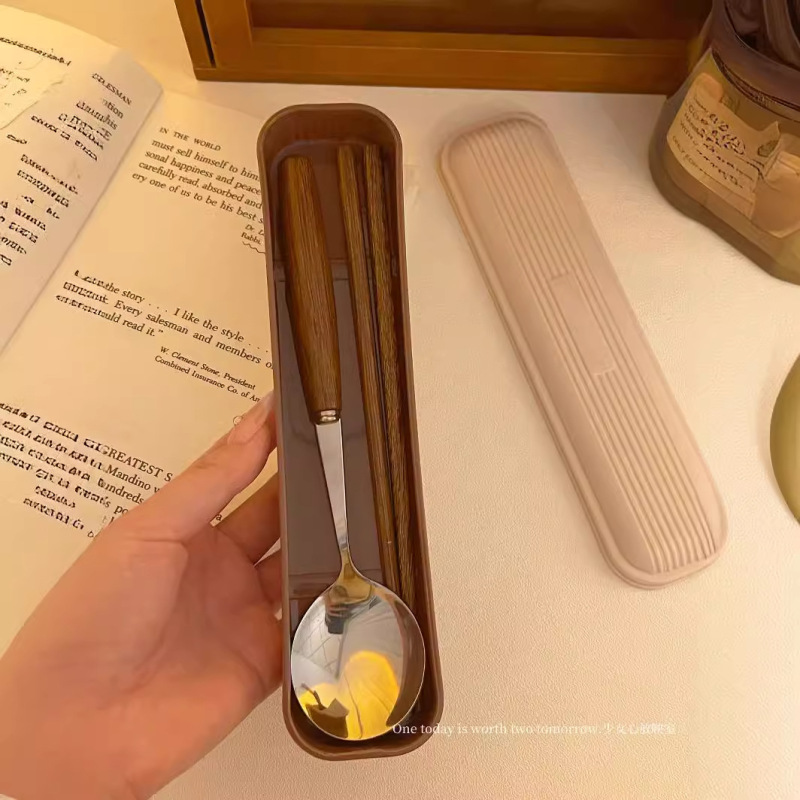 キャラメル色の手羽木 ~ レトロ高級感箸スプーン木柄学生は外出して携帯食器セットを持っています。|undefined