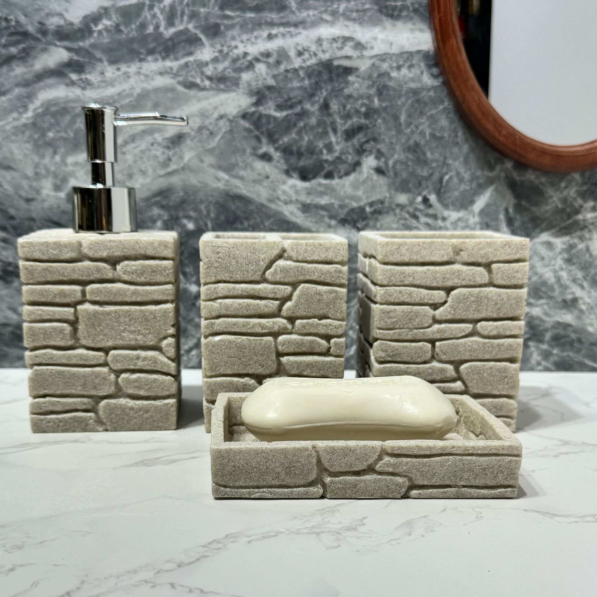 Imitación de diseño de arena y grava, baño de cuatro piezas, juego de decoración de baño de hotel de estilo europeo, botella de desinfectante de manos transfronterizo