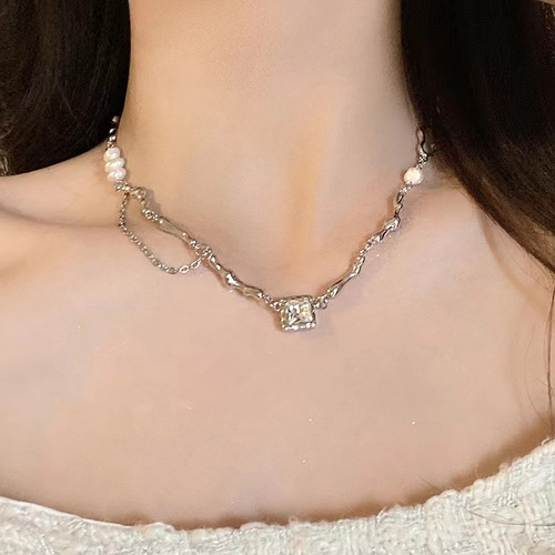 Instagram-famous freshwater pearl and zircon necklace for women—trendy, sweet, edgy, and chic; a subtly luxurious, high-fashion, niche-style clavicle chain.