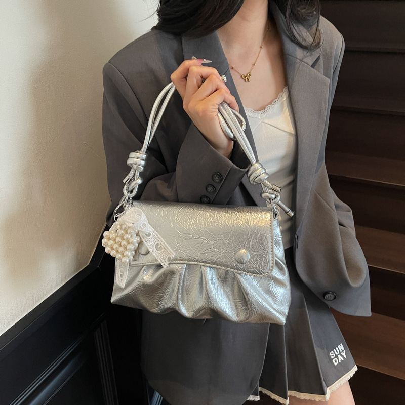 Bolsos pequeños de moda coreana 2025 verano nuevo estilo bolso femenino bolso de hombro con patrón de agarre de mano de alta gama bolso de mensajero de nube plisado