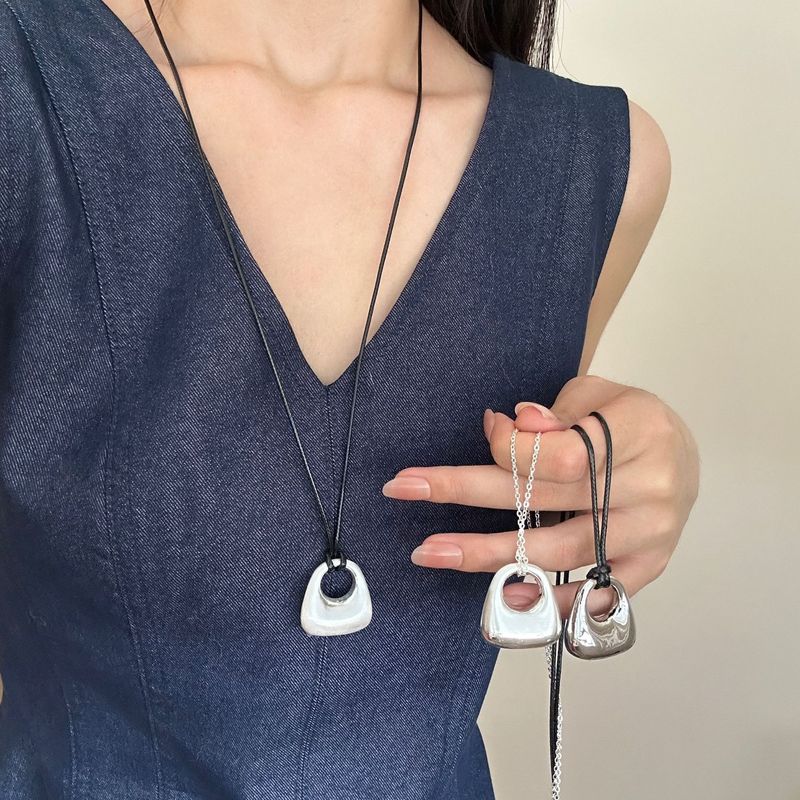 ブロガーと同じスタイルのシルバーペンダントネックレス、女性向け、個性的でシンプル、高級感があり、多用途で調節可能な黒紐のセーターチェーンアクセサリー|undefined