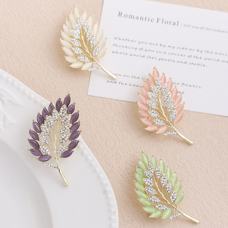 Klaverblad broche met kattenoogsteen voor dames elegante speld_voghion.com