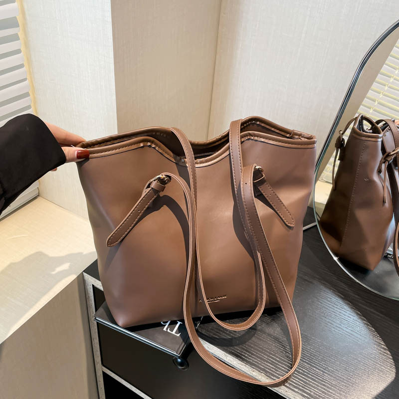 2025 primavera nueva versión coreana de la personalidad brazo bolso de mano de estilo casual simple de viaje bolso de hombro