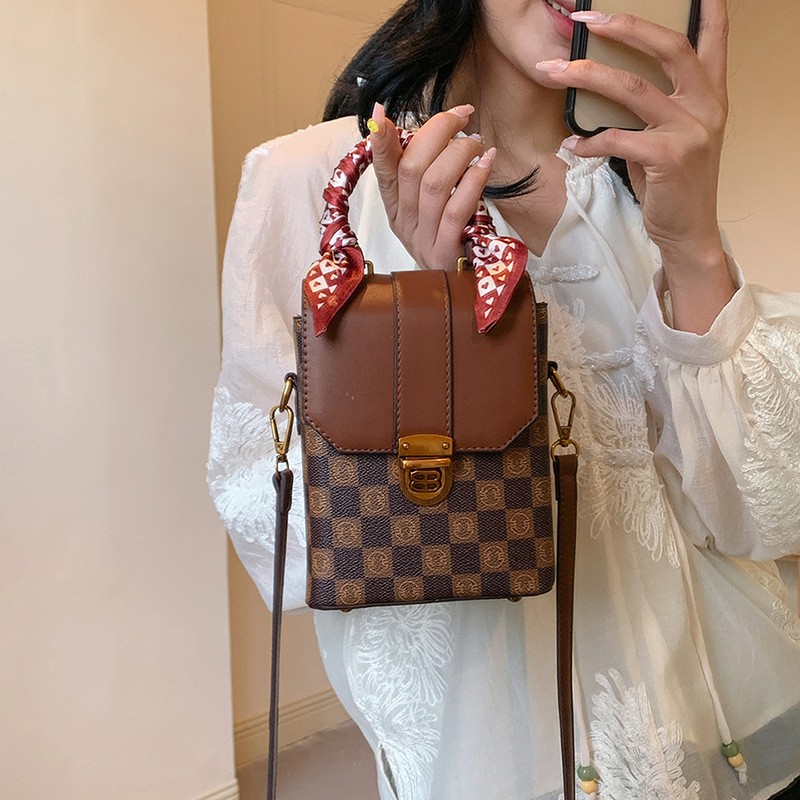 2024 nuevo fabricante de primavera y verano bolsos de moda casuales simples bolsos de hombro de moda mini bolsos móviles bolsos mujeres