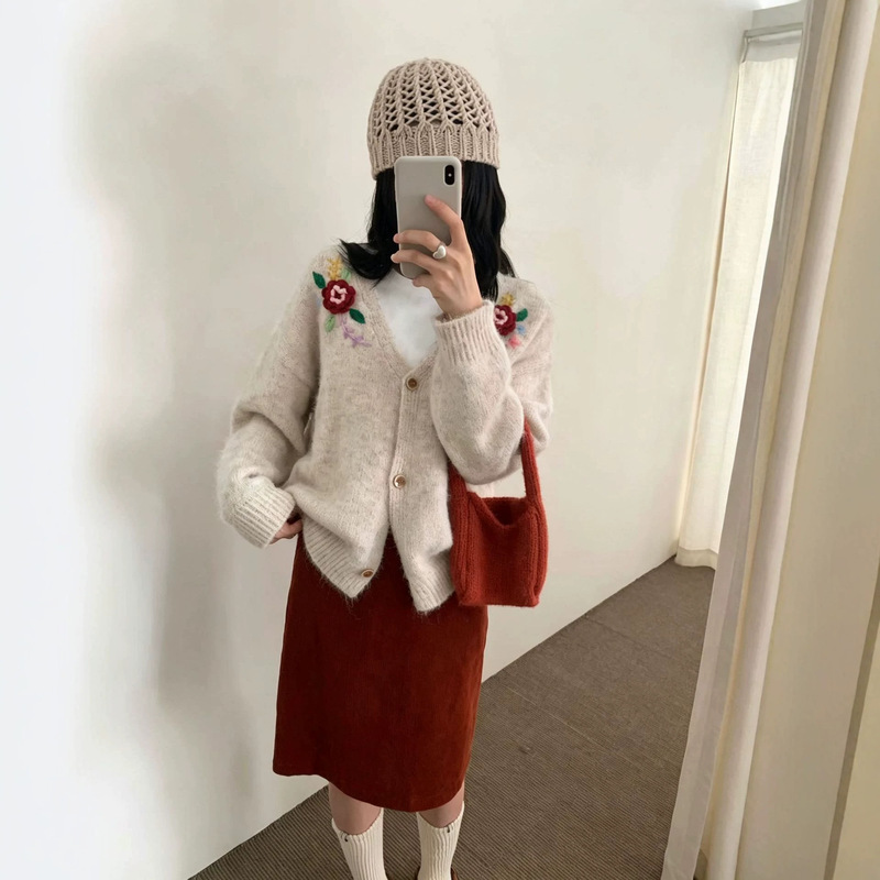 French-style, delicate, vintage floral embroidery, hand-crocheted lace, V-neck knitted cardigan, Puyuan sweater, women's autumn outerwear French-style, delicate, vintage floral embroidery, hand-crocheted lace, V-neck knitted cardigan, Puyuan sweater, women's autumn outerwear