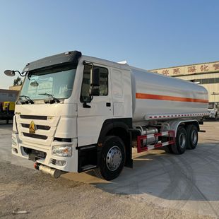 The Manufacturer Sells Howo Oil Tankers, Oil Tankers, Rear Eight-Wheel Diesel and Gasoline Transport Liquid Tankers, Colors Can Be Customized