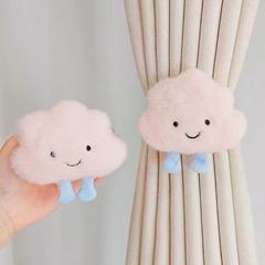 漫画のカーテンは子供の部屋の装飾品を持っています。