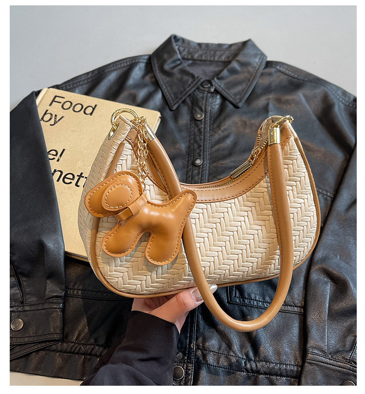 This is a new, trendy and fashionable, simple and retro commuting bag for women in 2025, featuring a soft leather bag with a high-quality texture full figure