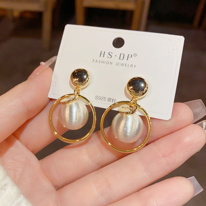 Orecchini a cerchio con sfera in metallo stile retrò elegante_voghion.com