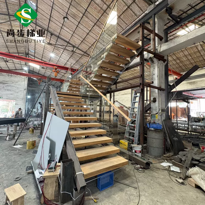 高端柚木隐藏龙骨U型楼梯 配玻璃护栏柚木实木扶手出口悬浮楼梯