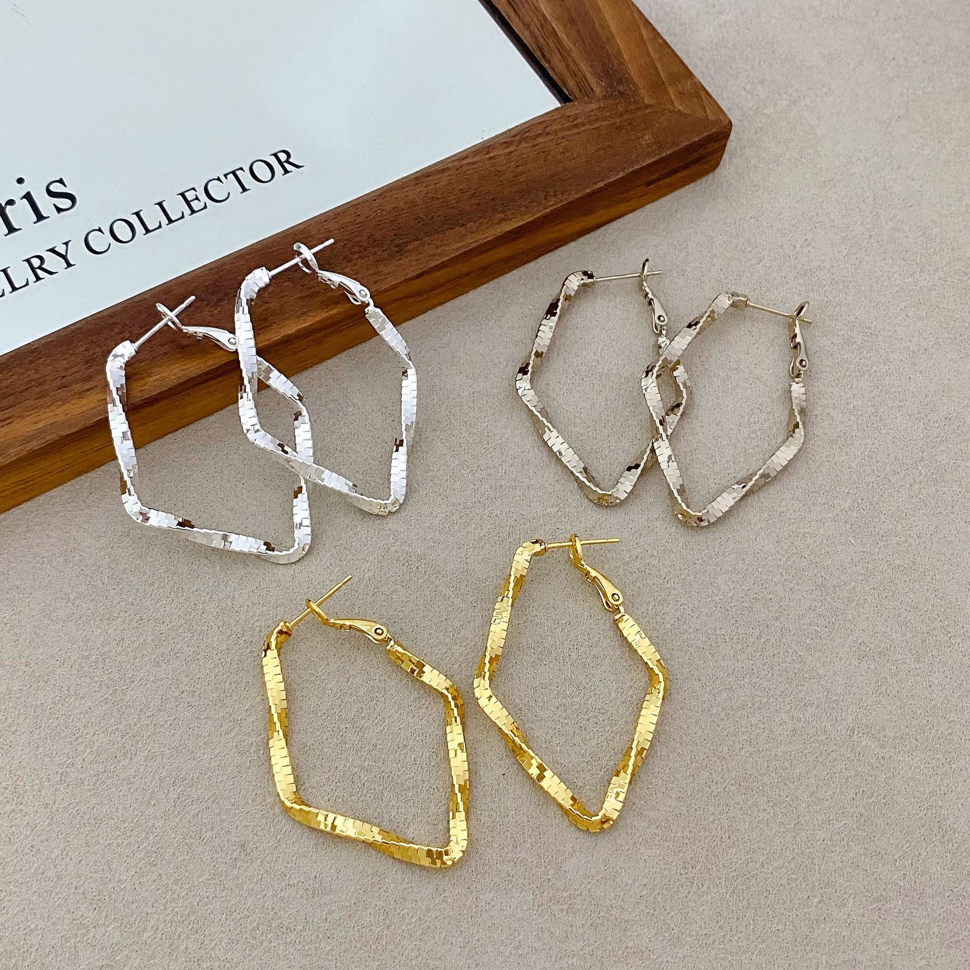 Copper-plated with real gold, European and American style, exaggerated twisted wire texture, diamond-shaped earrings, new women's design, unique and high-end earrings, trendy