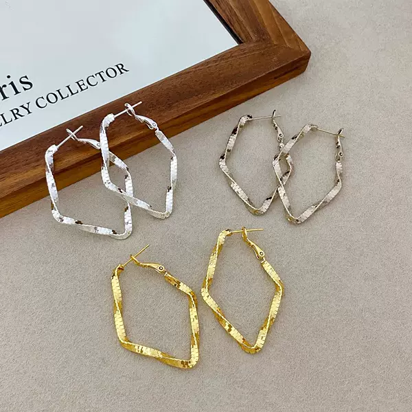 Copper-plated with real gold, European and American style, exaggerated twisted wire texture, diamond-shaped earrings, new women's design, unique and high-end earrings, trendy