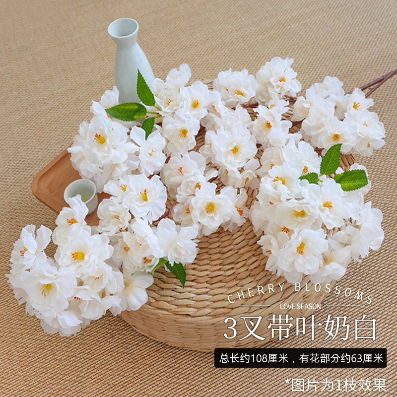 잎이 있는 포크 3개, 유백색