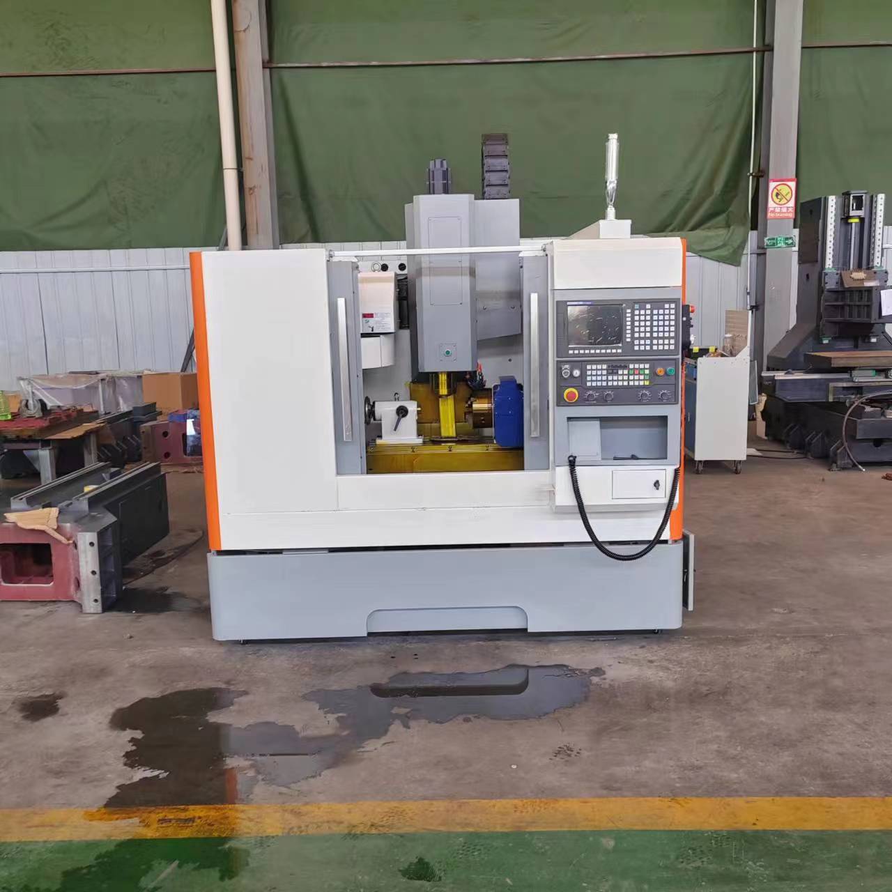 XK7130小型立式数控铣床加工中心 cnc高速高精加工XH7130
