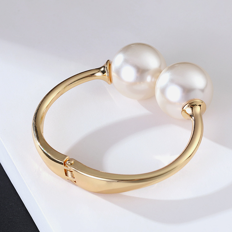 Elegant Symmetrical Pearl Bracelet