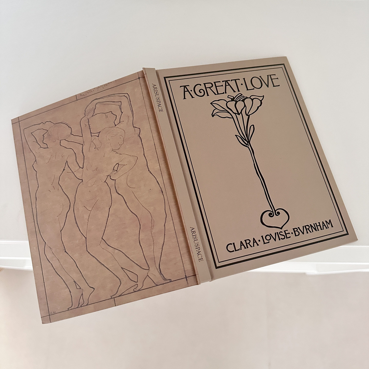 Ins風復古英語は古本の道具ノートを作って写真を撮ってノスタルジックな文芸の手帳のサンプル部屋を撮影します。