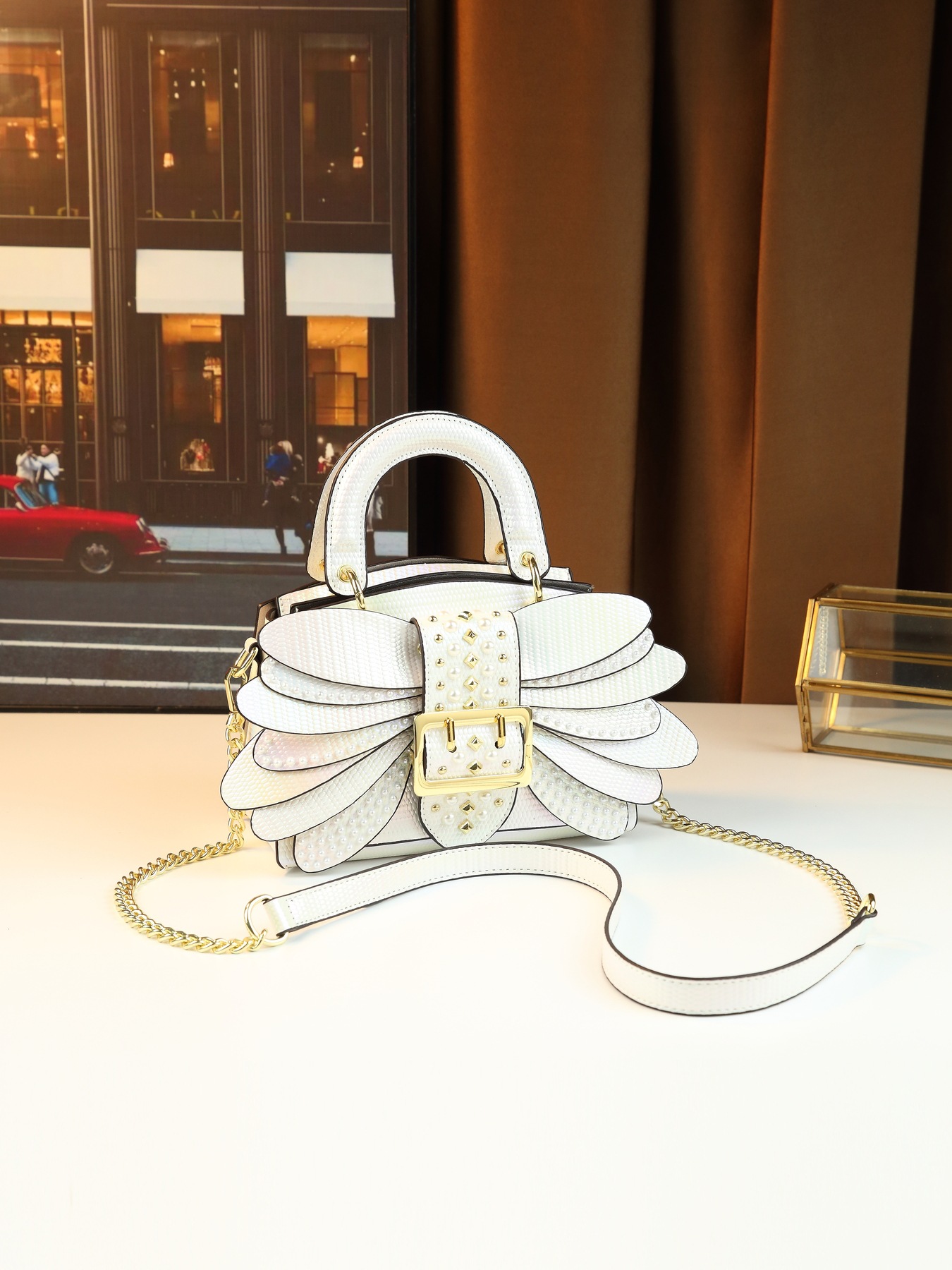 Bolsa tiracolo feminina elegante com pérolas e design de asa_voghion.com