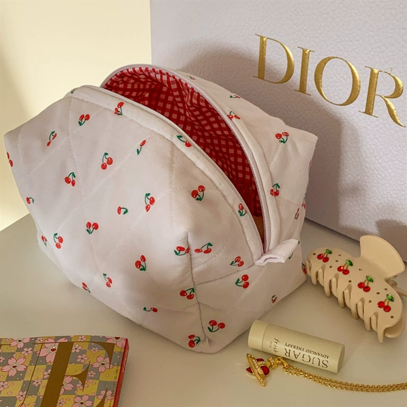 Стёганая косметичка coquette с вишнёвыми принтами, хлопок, 17×12×9,5 см, пухлая