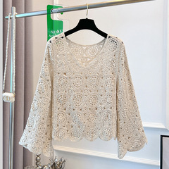 ヨーロッパのニットの透かし彫りの長袖のtシャツの女性の春の夏のゆったりしている薄いタイプの日焼け止めのシャツのvネックの上着