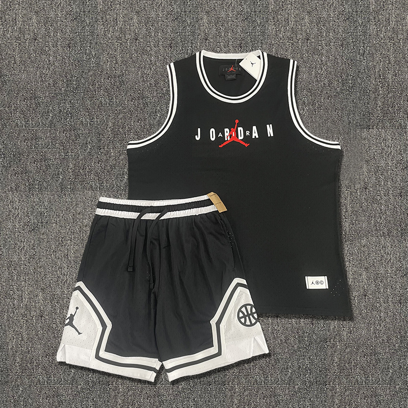 Nuevo conjunto de ropa deportiva de hombre volador en verano, entrenamiento de carrera para hombres, chalecos cortos transpirables de secado rápido, dos juegos al por mayor