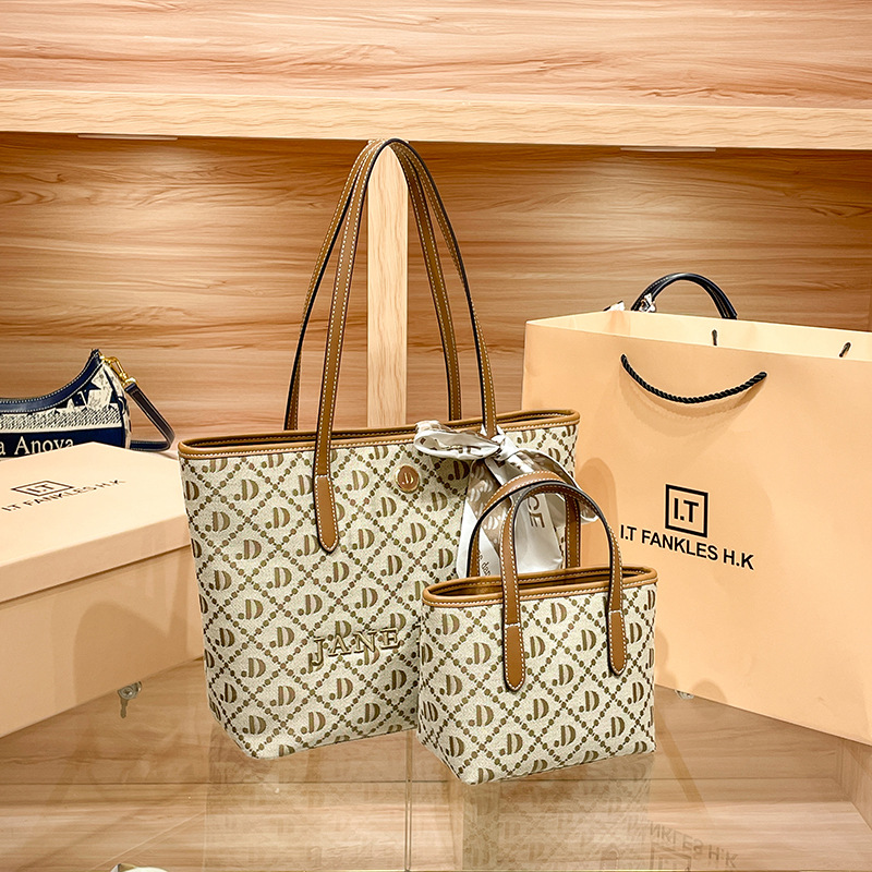 Große Tragetasche aus echtem Leder aus Hongkong für Damen im Jahr 2024, neue trendige Muttertasche, eine Schultertasche für die Mutter zum Pendeln_voghion.com