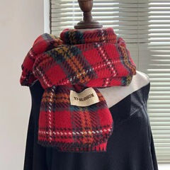 レトロなピンクの格子はカシミヤのマフラーをまねています。