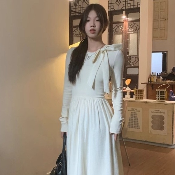 秦宿法式复古蝴蝶结设计感秋冬磨毛新款长袖连衣裙收腰温柔风长裙|undefined