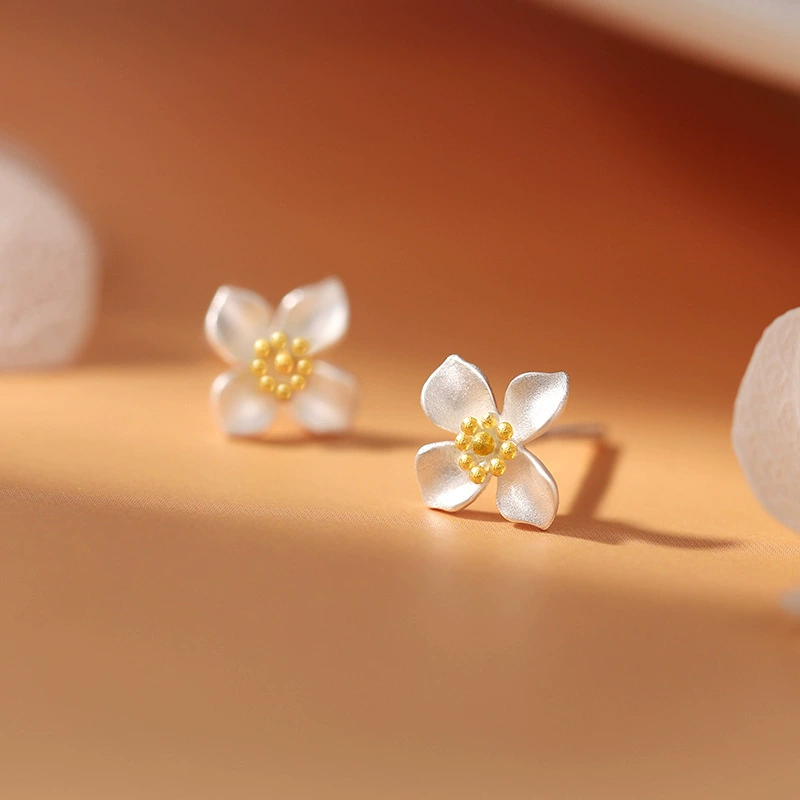 [Luyi] Женские серьги Gardenia с проколотыми ушами, высококлассные серьги, новый горячий стиль 2026 года, не нужно снимать серьги во время сна
