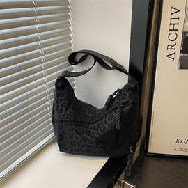 女学生时尚上课斜挎包尼龙布大容量单肩包纯色简约百搭出游饺子包