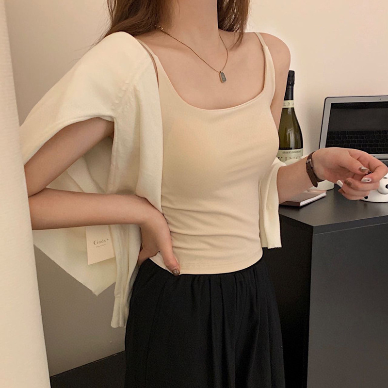 フォークを開けて身を修めて痩せています。胸のクッションを持っています。|undefined