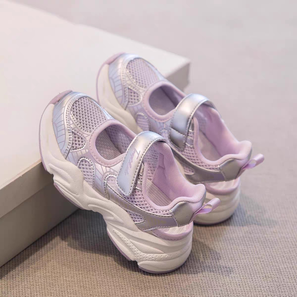 Sandalias cerradas para niños, zapatos de malla para niñas, nuevos modelos de verano 2026, zapatillas deportivas para niños grandes, zapatos casuales de malla hueca, a la moda.