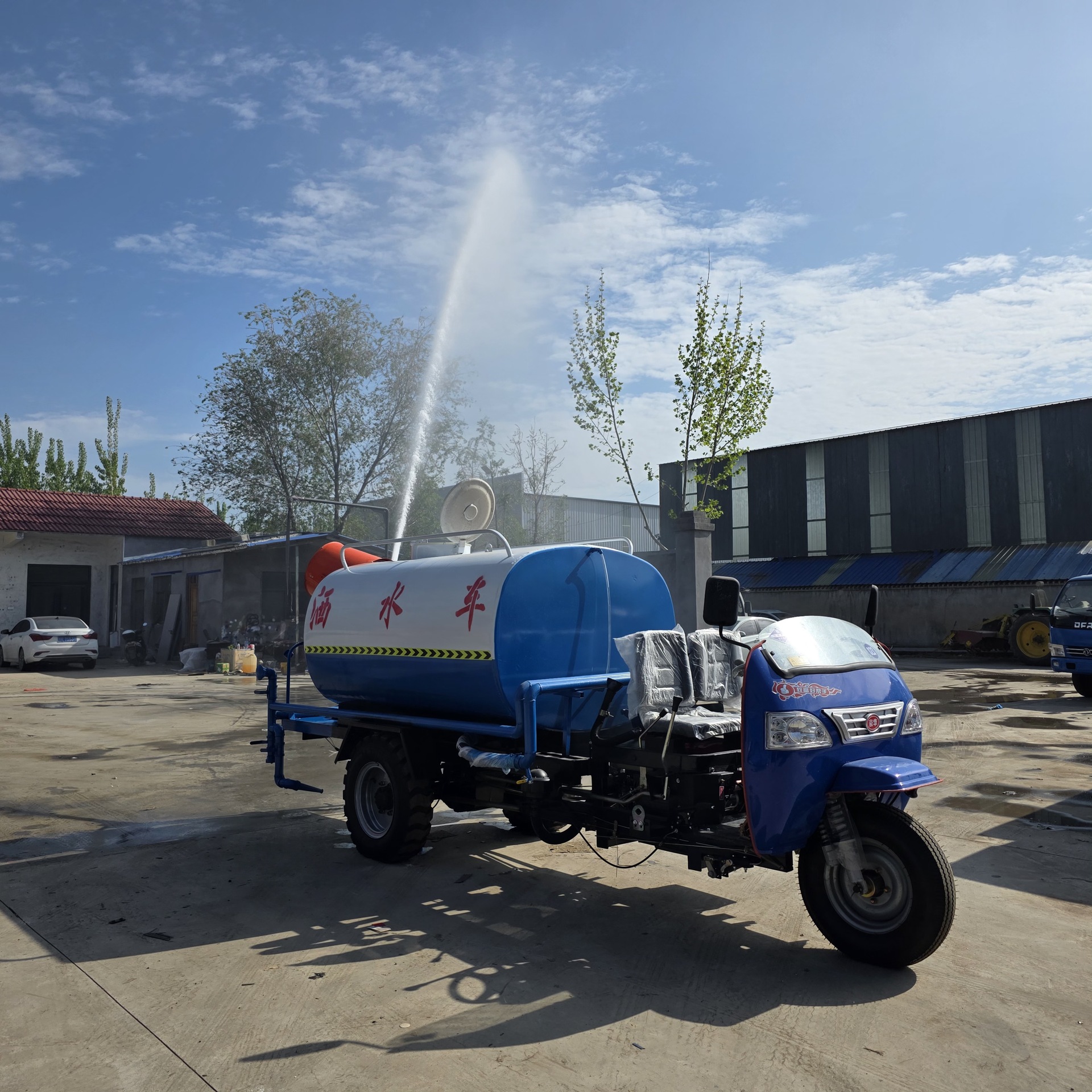 Diesel-powered three-wheel fog cannon dust-suppression and water-spraying vehicle for construction site dust control, road washing, and landscaping spraying, multi-functional sanitation vehicle
