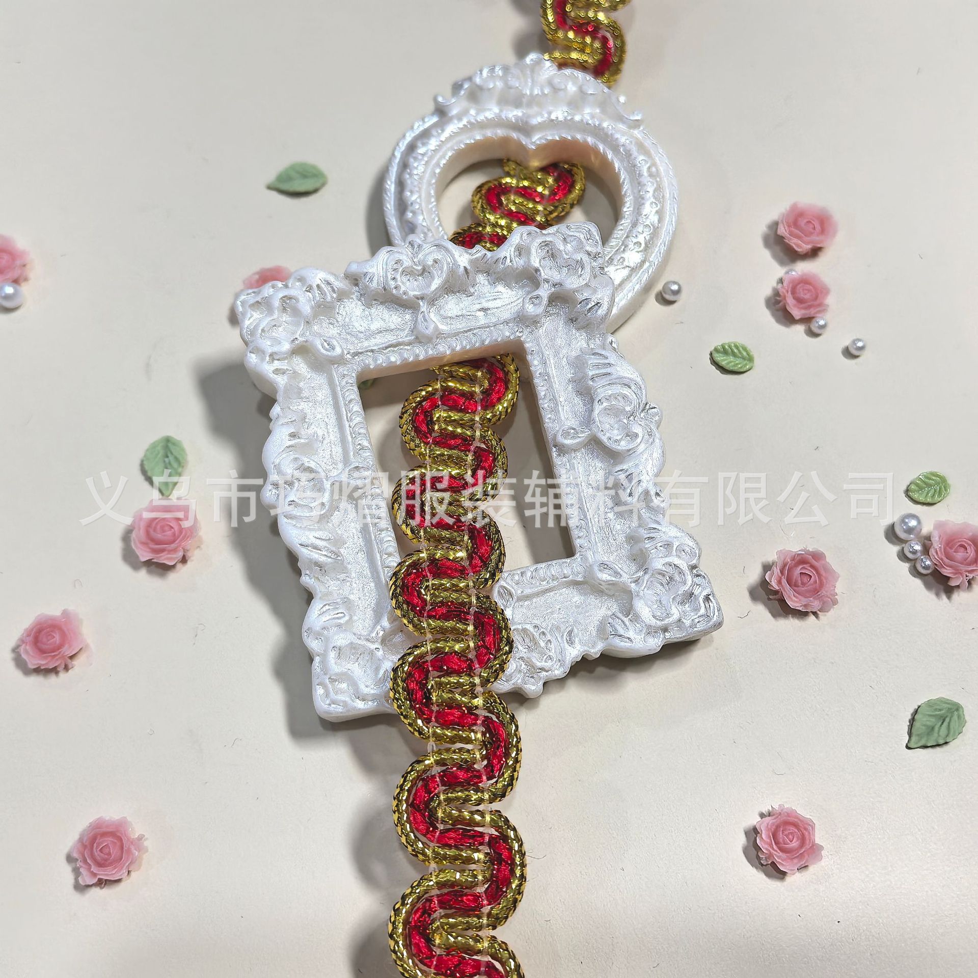 Venta al por mayor de fábrica de color de oro y plata lentejuelas florales con adornos accesorios de ropa accesorios de estilo étnico ondulado