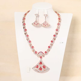 耳钉;耳环;项链