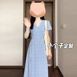 蓝色v领碎花连衣裙子女2025新款秋季法式小个子甜美收腰气质长裙