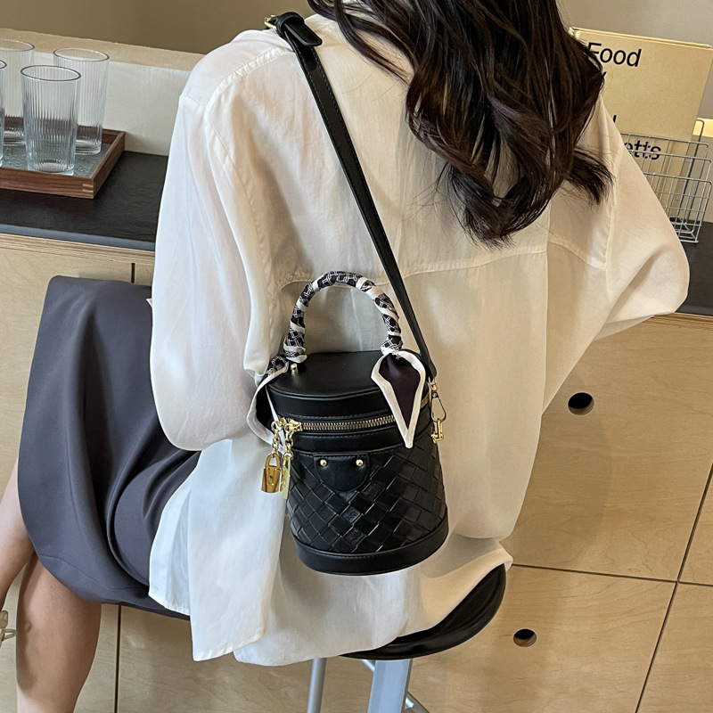 Nicho tejido de alta sensación bolso de mano mujer 2024 verano nuevo estilo versátil bolso de tendencia bolso de balde de explosión