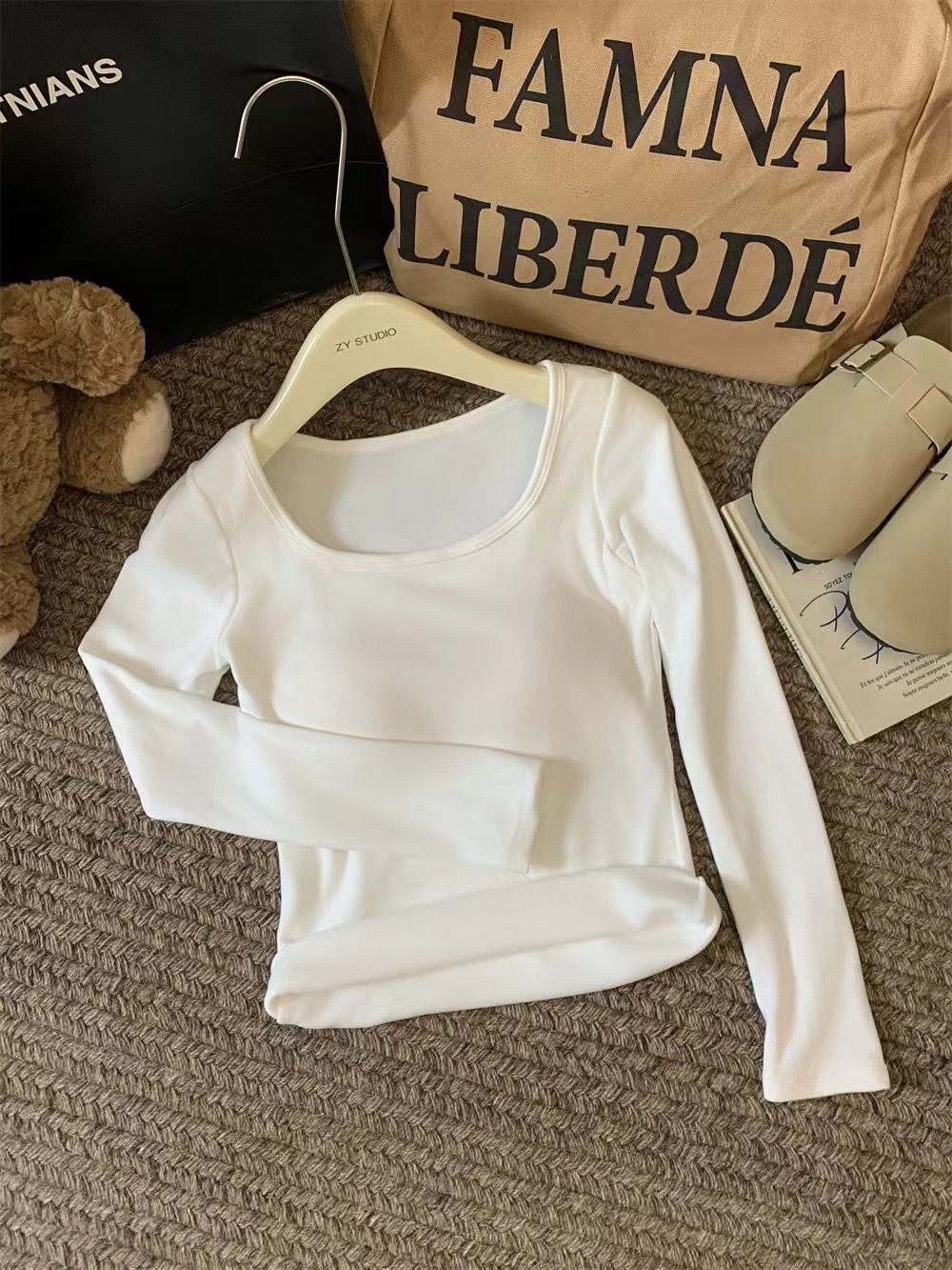 Otoño y invierno coreano abrasión ropa interior de cuello cuadrado con cojín de pecho caliente manga larga delgada camiseta de vestir en la camiseta
