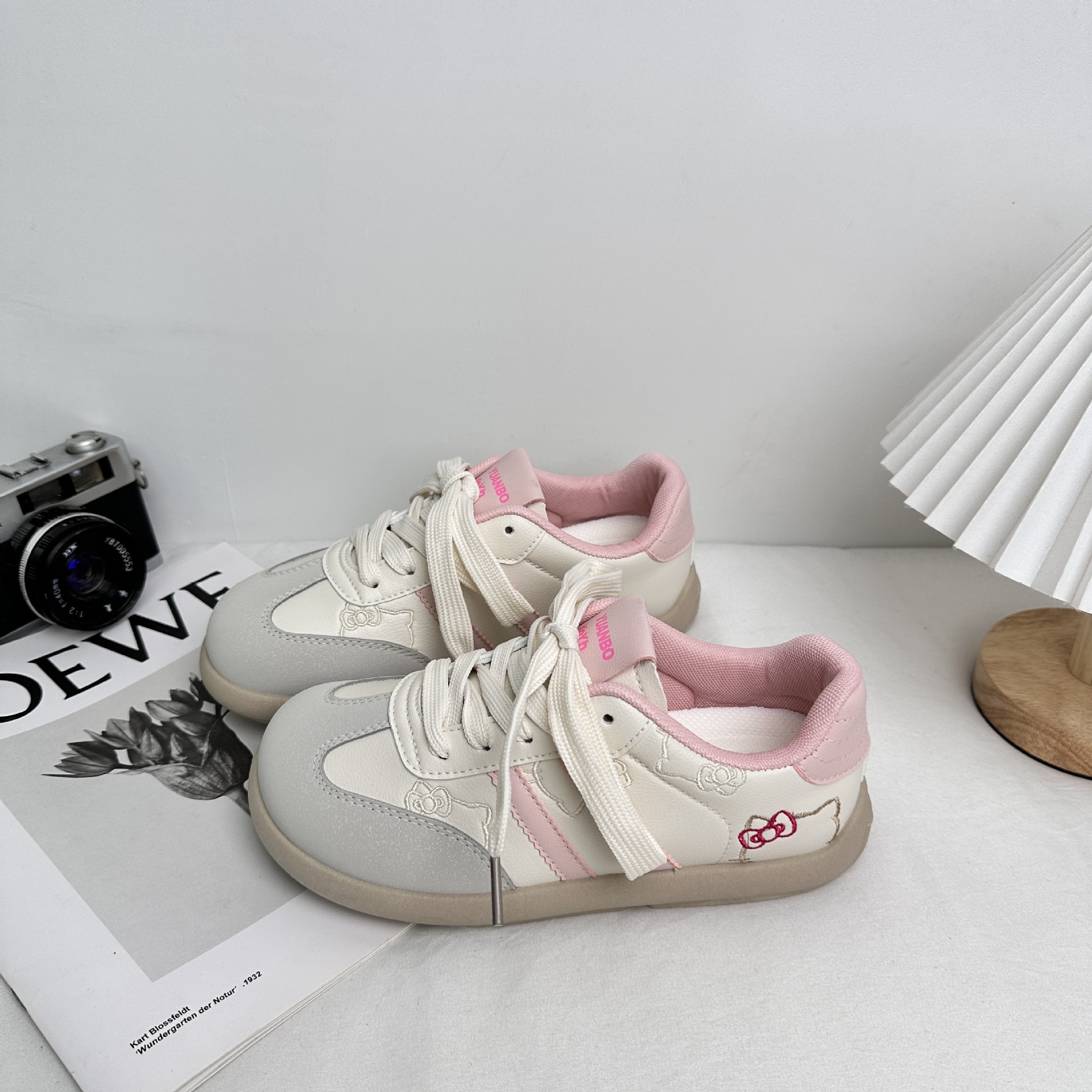 Yuanbo lindo gato KT bordado alemán zapatos de entrenamiento femenino 2025 primavera coreana nicho todo fósforo zapatos casuales pequeños zapatos blancos image 3