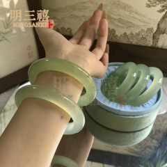 玉のブレスレットの女性の種類の氷の種類の天然の規格品の晴水の色の緑の平条の青は和田玉の峰の岩の真玉の腕輪に匹敵します。