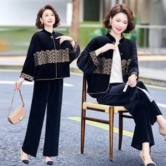 お母さんは新しい中国式の金のベルベットのレトロなファッションの刺繍のシャツのスーツの2025の新型の国風のコートの2つのセットを詰めます。