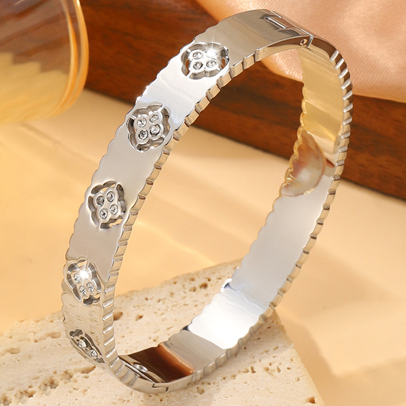 Brazalete Calado de Trébol de Acero de Titanio con Diamantes para Parejas