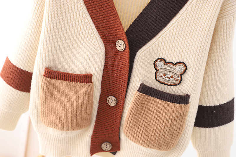 2024 Nuovo maglione lavorato a maglia per bambini, cappotto con orsetto, bottoni in alto, cardigan morbido con giunture colorate a contrasto, edizione coreana_voghion.com
